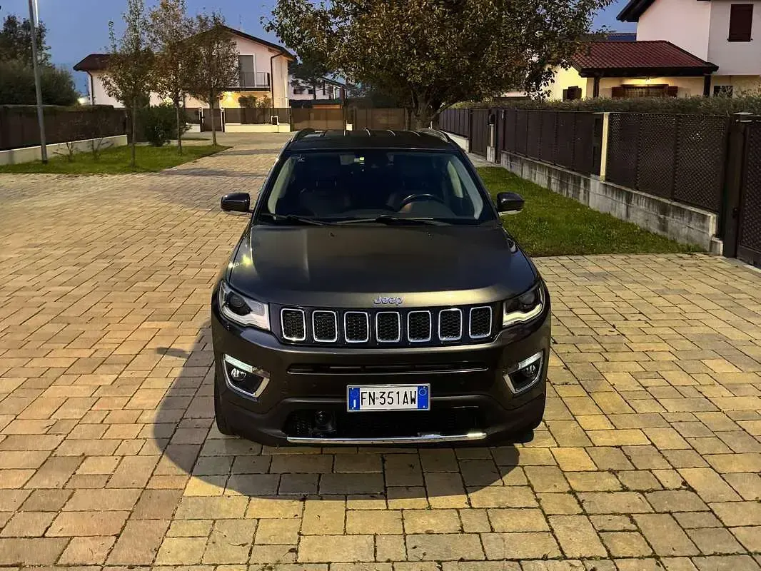 Usata Jeep Compass Limited 140 CV (102 kW) 2018 Grigio SUV