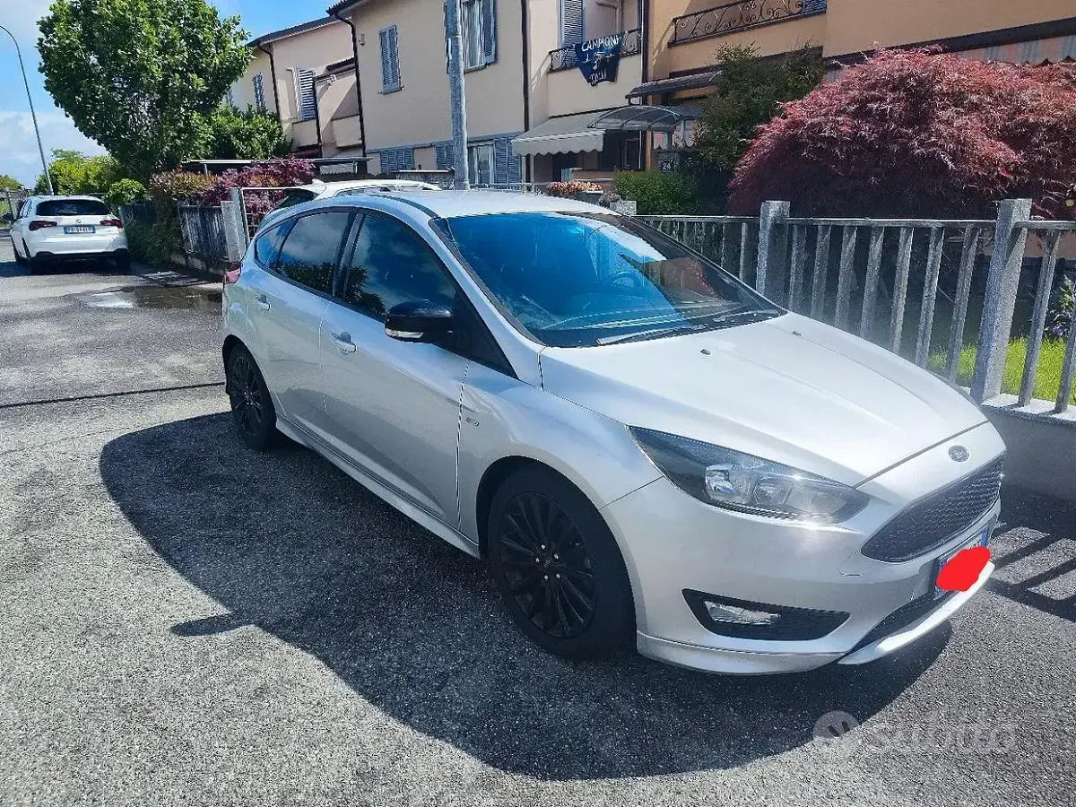 Usata Ford Focus ST-Line 125 CV (91 kW) 2017 Grigio Berlina