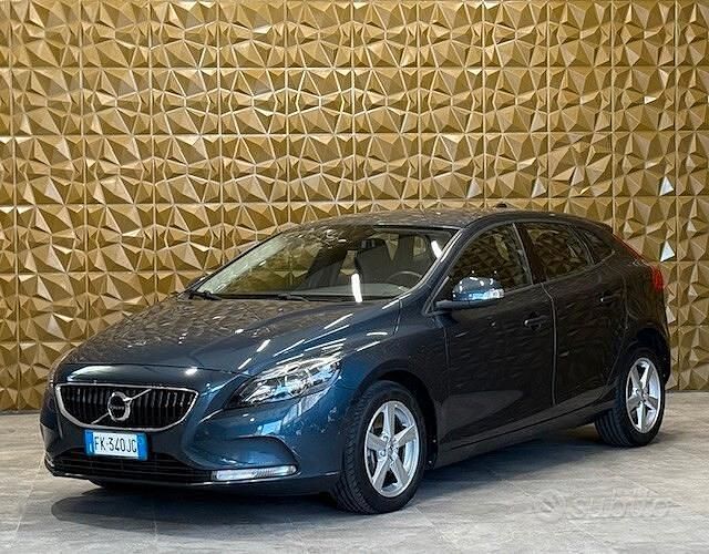 Usata Volvo V40 Business Edition 120 CV (88 kW) 2017 Blu Berlina