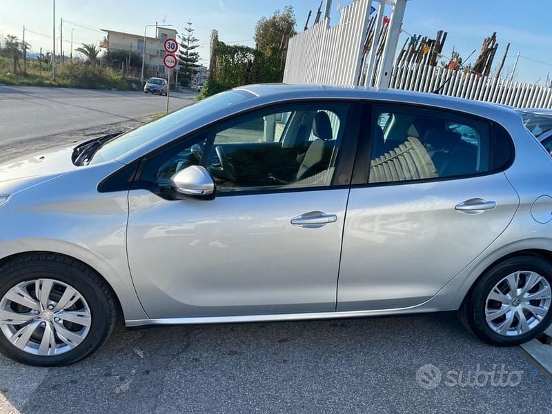 Usata Peugeot 208 Active 67 CV (49 kW) 2015 Grigio Utilitaria