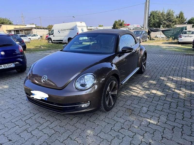 Usata VW Beetle Cabriolet Design 105 CV (77 kW) 2014 Marrone Cabrio