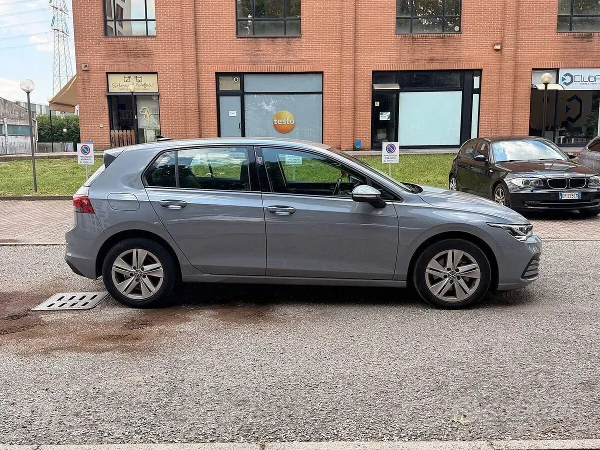 Usata VW Golf VIII Life 116 CV (85 kW) 2022 Grigio Berlina