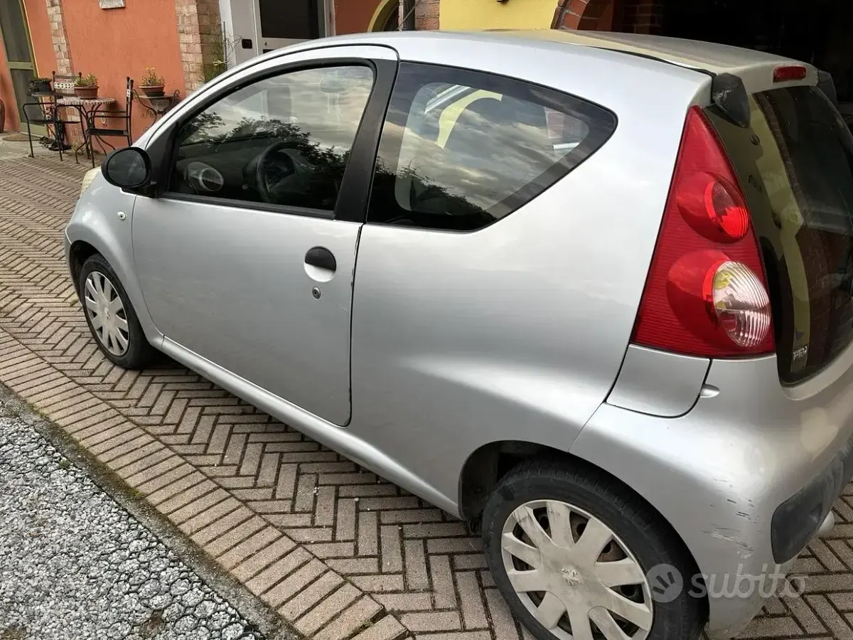 Usata Peugeot 107 68 CV (50 kW) 2007 Grigio Utilitaria