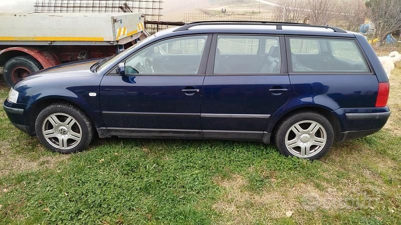 Usata VW Passat 110 CV (80 kW) 2000 Blu Station wagon