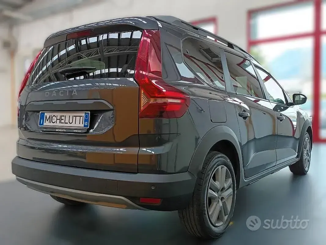 Usata Dacia Jogger Comfort 101 CV (74 kW) 2022 Grigio Monovolume