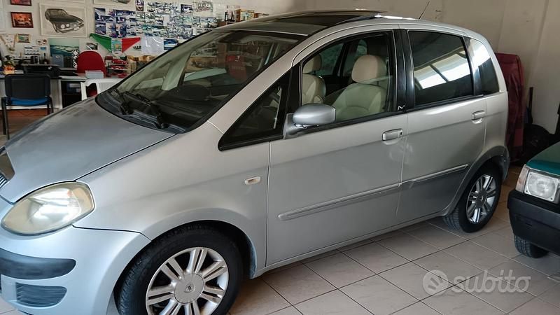 Grigio Usata 2005 Lancia Musa Monovolume | 3800 € (Cara) - Immagine 1/4