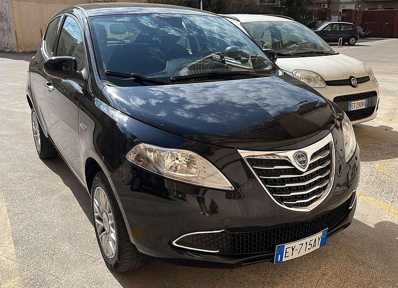 Usata Lancia Ypsilon Gold 80 CV (58 kW) 2015 Utilitaria