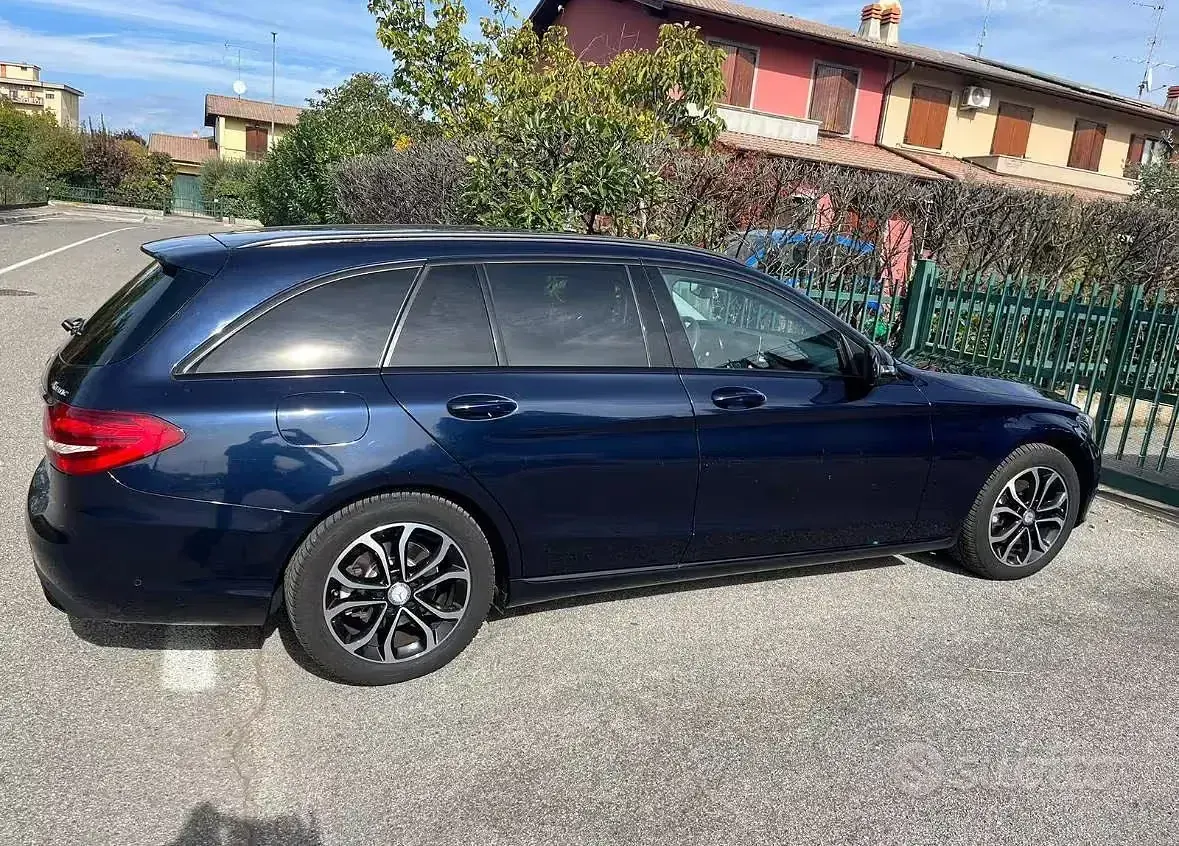 Usata Mercedes 220 Premium 170 CV (125 kW) 2016 Blu Station wagon