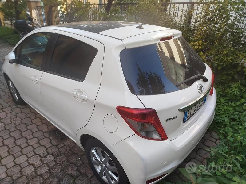 Usata Toyota Yaris 99 CV (72 kW) 2012 Bianco Berlina