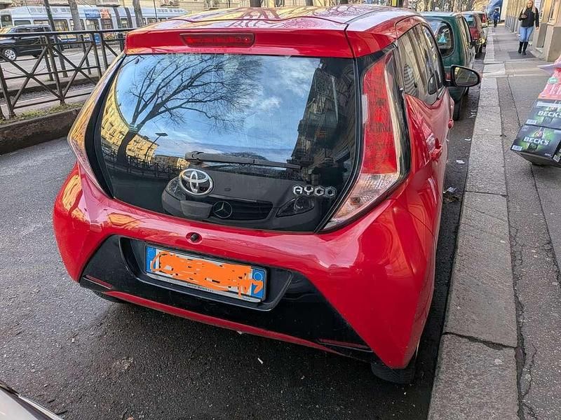 Usata Toyota Aygo 69 CV (50 kW) 2015 Rosso Utilitaria