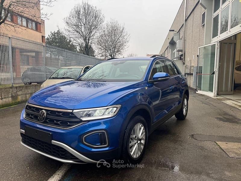 Usata VW T-Roc Life 110 CV (80 kW) 2023 Blu metallizzato SUV