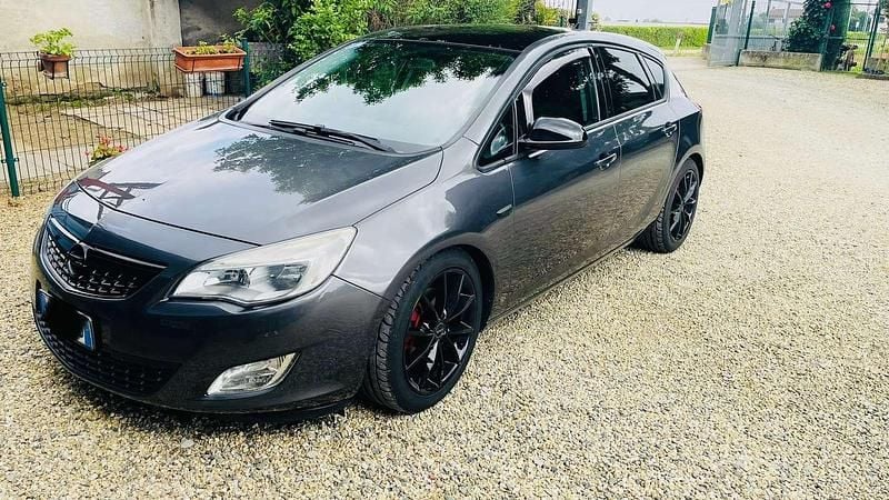 Usata Opel Astra 110 CV (80 kW) 2012 Berlina
