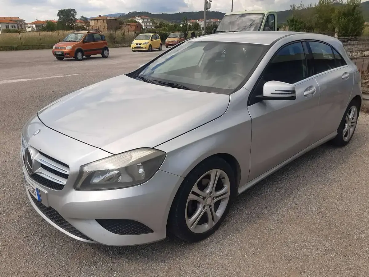 Usata Mercedes A180 109 CV (80 kW) 2013 Argento Utilitaria