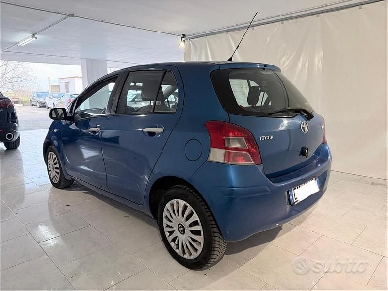 Usata Toyota Yaris 90 CV (66 kW) 2011 Blu Utilitaria