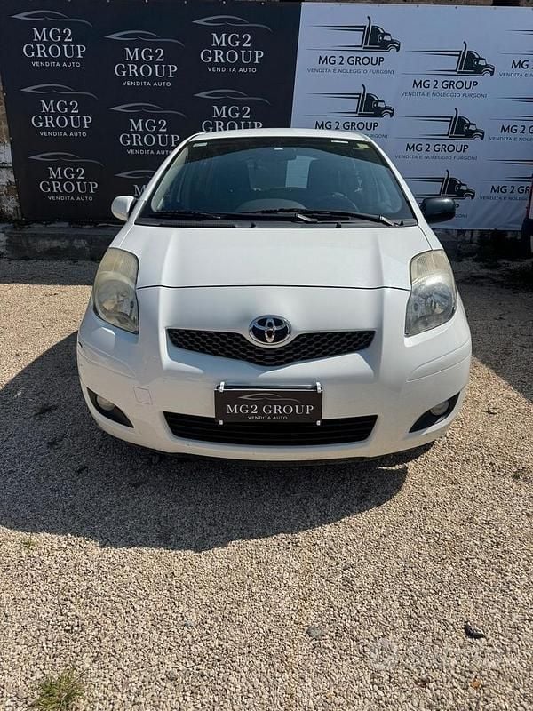 Usata Toyota Yaris Sol 69 CV (50 kW) 2010 Bianco Utilitaria