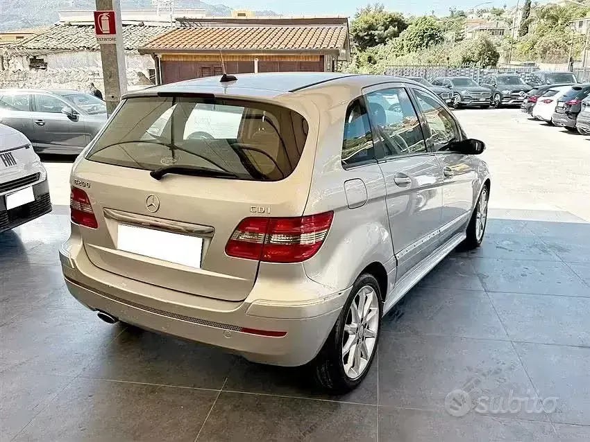 Usata Mercedes B200 140 CV (102 kW) 2008 Rosso Monovolume