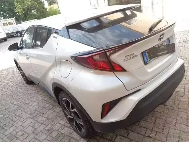 Usata Toyota C-HR Active 97 CV (71 kW) 2021 Bianco SUV