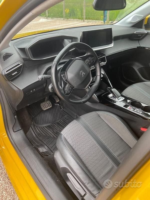 Usata Peugeot e-208 56 kW (77 CV) 2021 Giallo Utilitaria