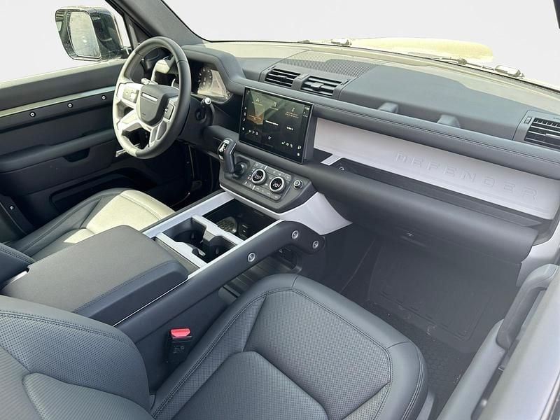 Neu Land Rover Defender SE Dynamic 200 PS (147 kW) 2025 Grün SUV