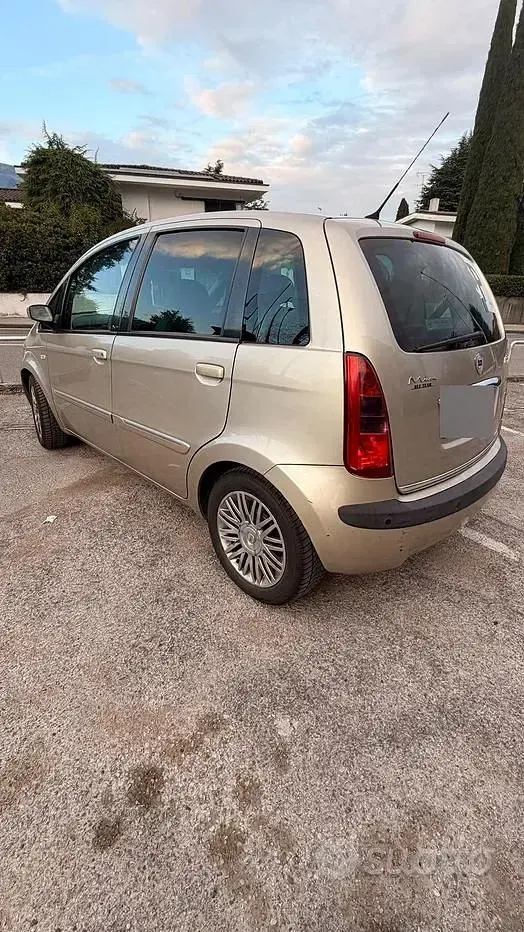 Usata Lancia Musa 101 CV (74 kW) 2006 Giallo Monovolume