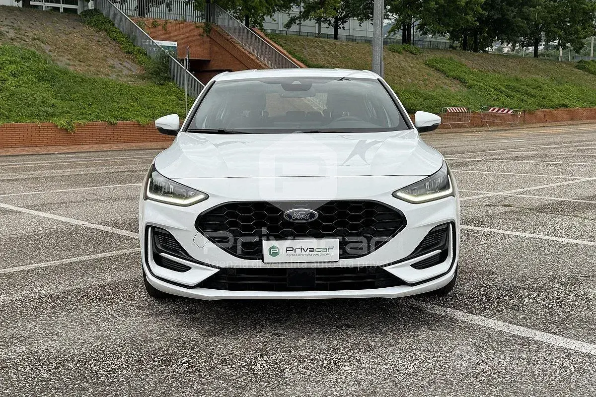 Käytetty Ford Focus ST 116 HP (85 kW) 2023 Valkoinen Viistoperä