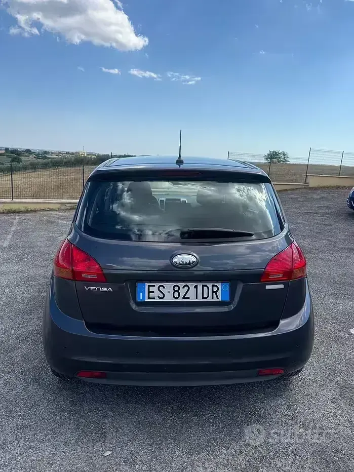 Usata Kia Venga 90 CV (66 kW) 2014 Nero Utilitaria