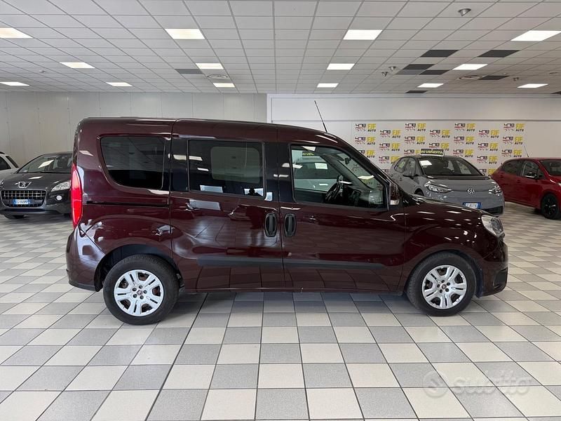 Usata Fiat Doblò Lounge 105 CV (77 kW) 2015 Marrone Monovolume