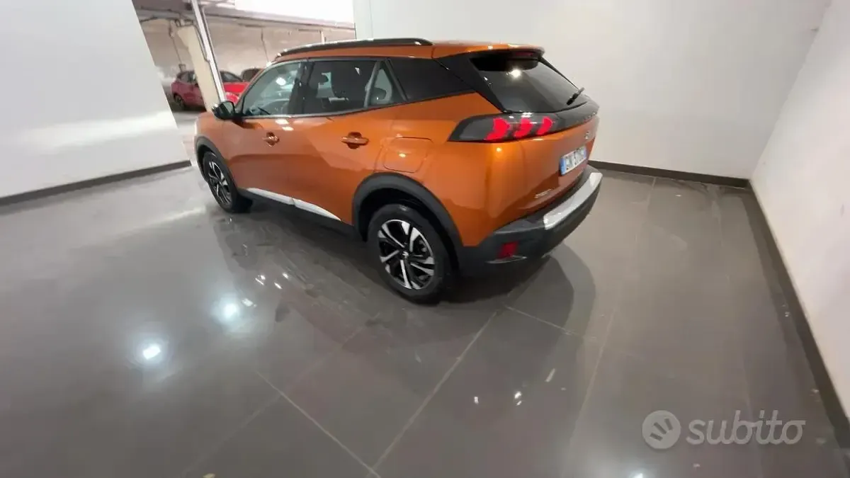 Używany Peugeot 2008 Allure 101 KM (74 kW) 2023 Pomarańczowy SUV