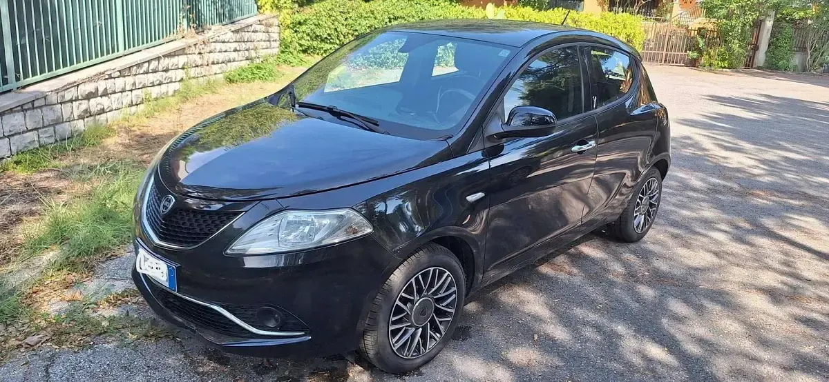 Usata Lancia Ypsilon Gold 69 CV (50 kW) 2016 Nero Utilitaria