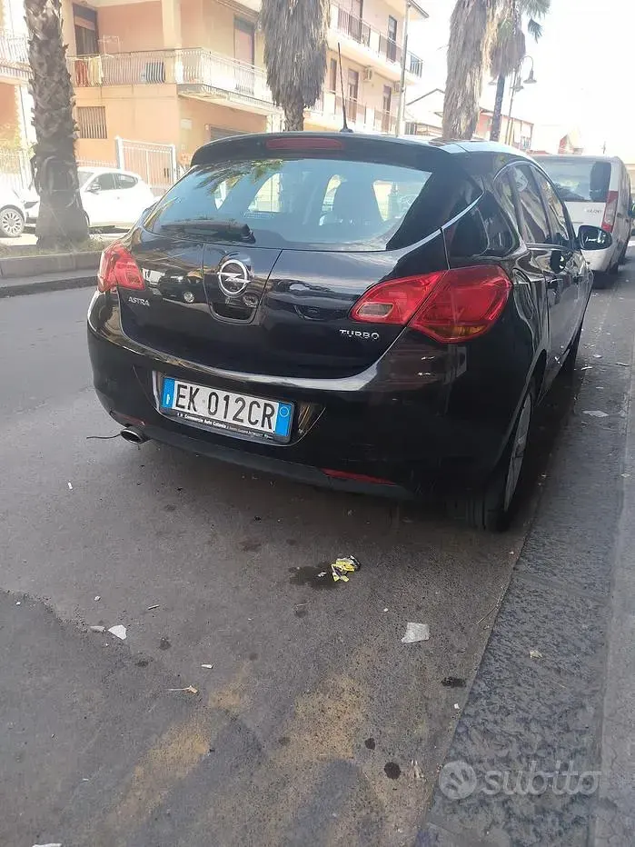 Käytetty Opel Astra 140 HP (102 kW) 2011 Musta Sedan