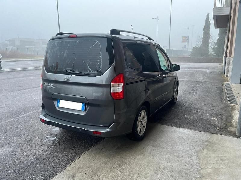 Usata Ford Tourneo Courier 101 CV (74 kW) 2019 Grigio Monovolume