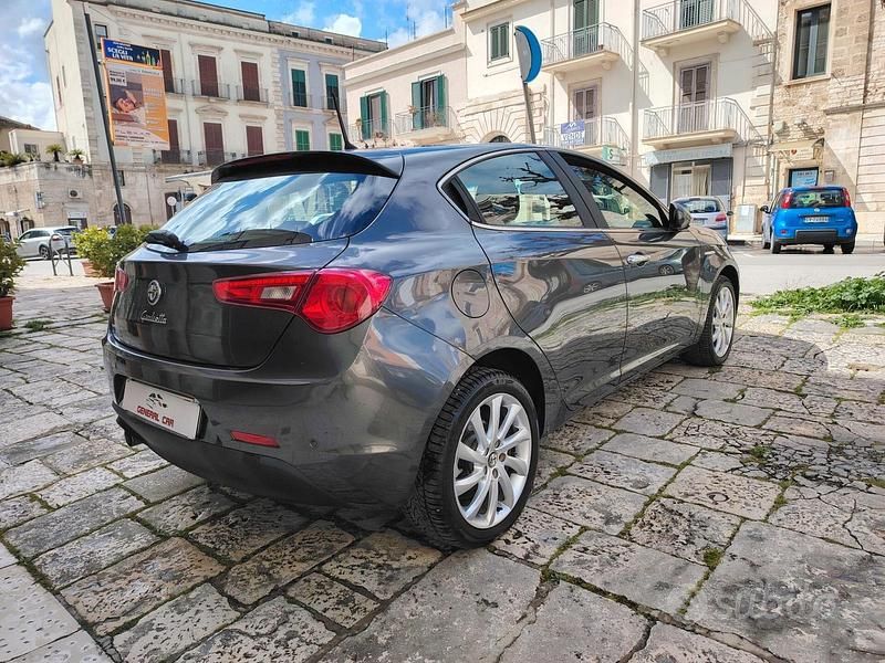 Usata Alfa Romeo Giulietta Distinctive 120 CV (88 kW) 2016 Grigio Utilitaria