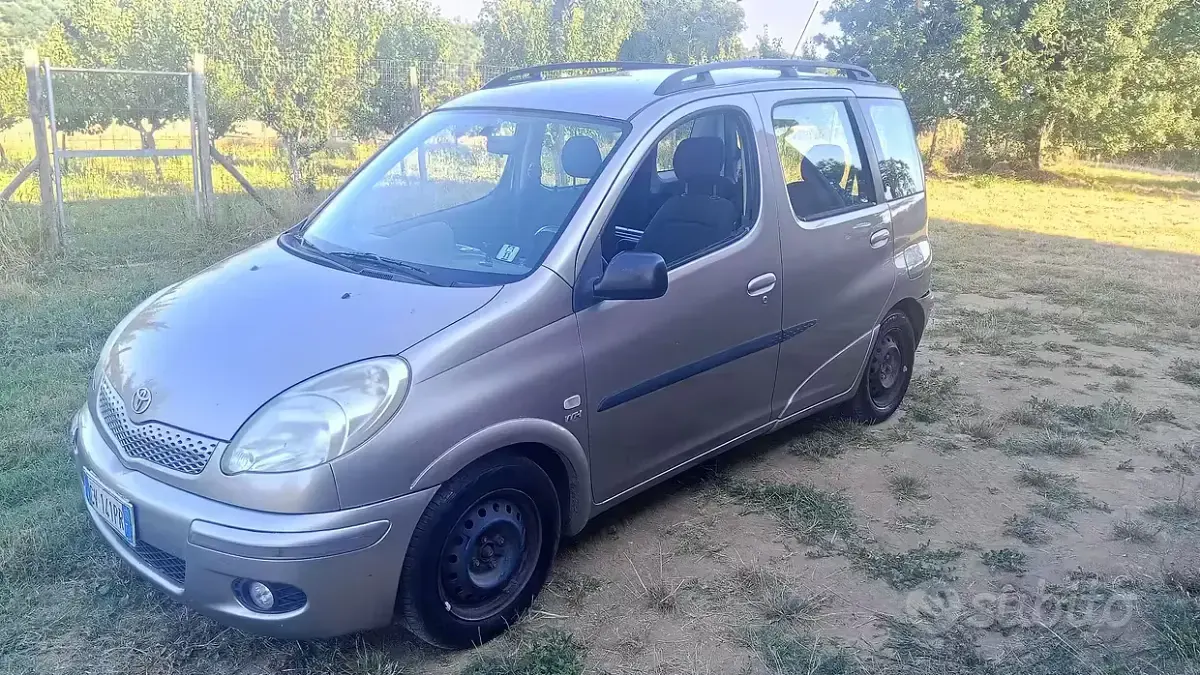 Usata Toyota Yaris Verso 84 CV (61 kW) 2005 Grigio Monovolume