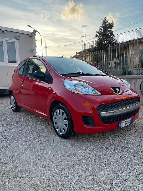 Usata Peugeot 107 Access 68 CV (50 kW) 2010 Rosso Utilitaria