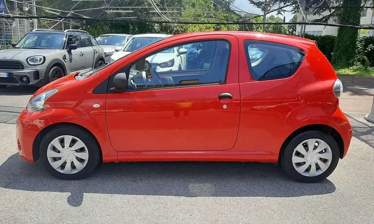 Usata Toyota Aygo 68 CV (50 kW) 2013 Rosso Utilitaria