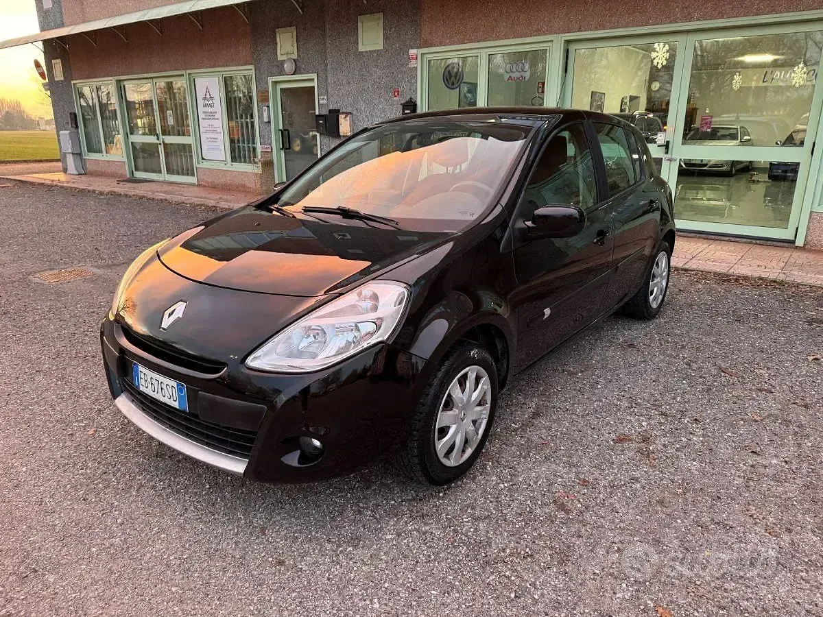 Usata Renault Clio II Dynamique 75 CV (55 kW) 2010 Berlina