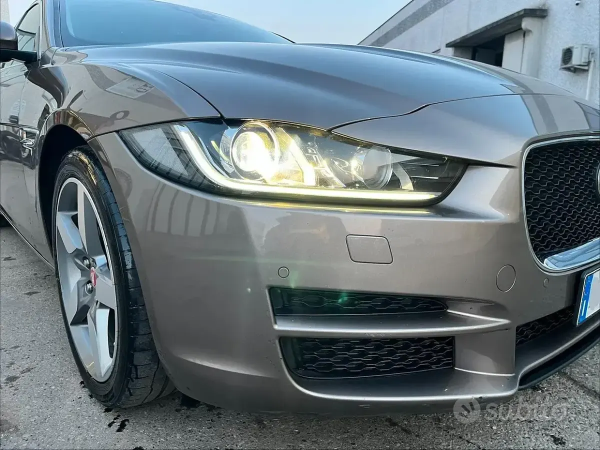 Usata Jaguar XE Portfolio 180 CV (132 kW) 2015 Grigio Berlina