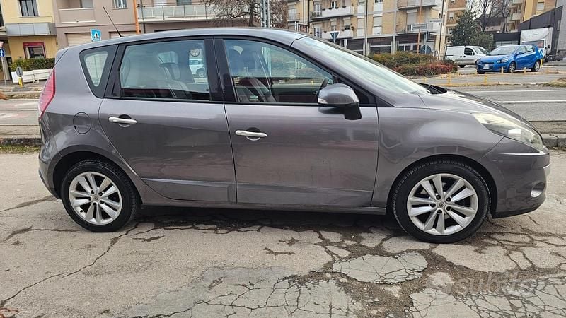 Usata Renault Scénic III Luxe 110 CV (80 kW) 2011 Marrone Monovolume