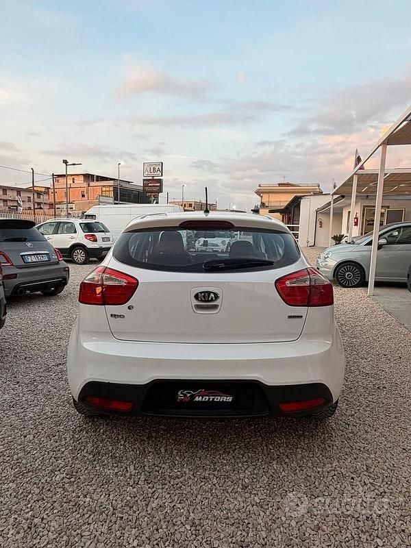 Usata Kia Rio 90 CV (66 kW) 2014 Bianco Berlina
