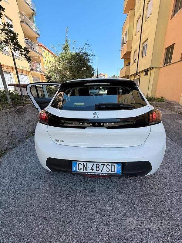 Usata Peugeot 208 100 CV (73 kW) 2023 Bianco Utilitaria