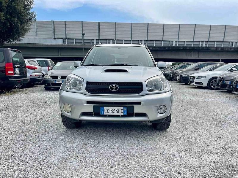 Usata Toyota RAV4 116 CV (85 kW) 2004 Argento SUV