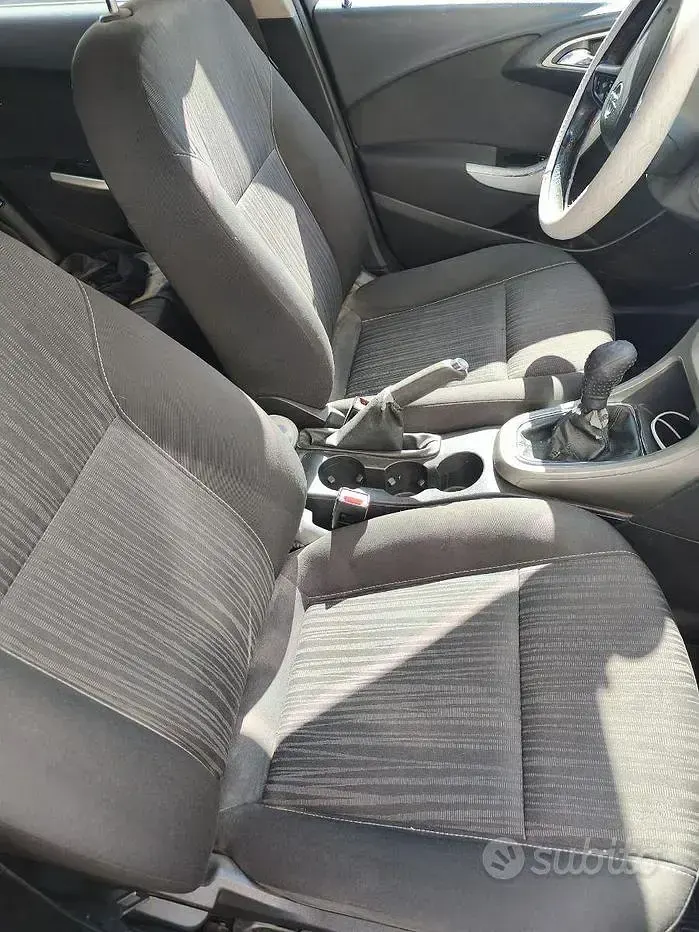 Usata Opel Astra 110 CV (80 kW) 2012 Berlina