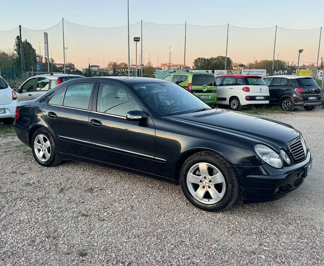Usata Mercedes E200 Avantgarde 122 CV (89 kW) 2005 Blu Berlina
