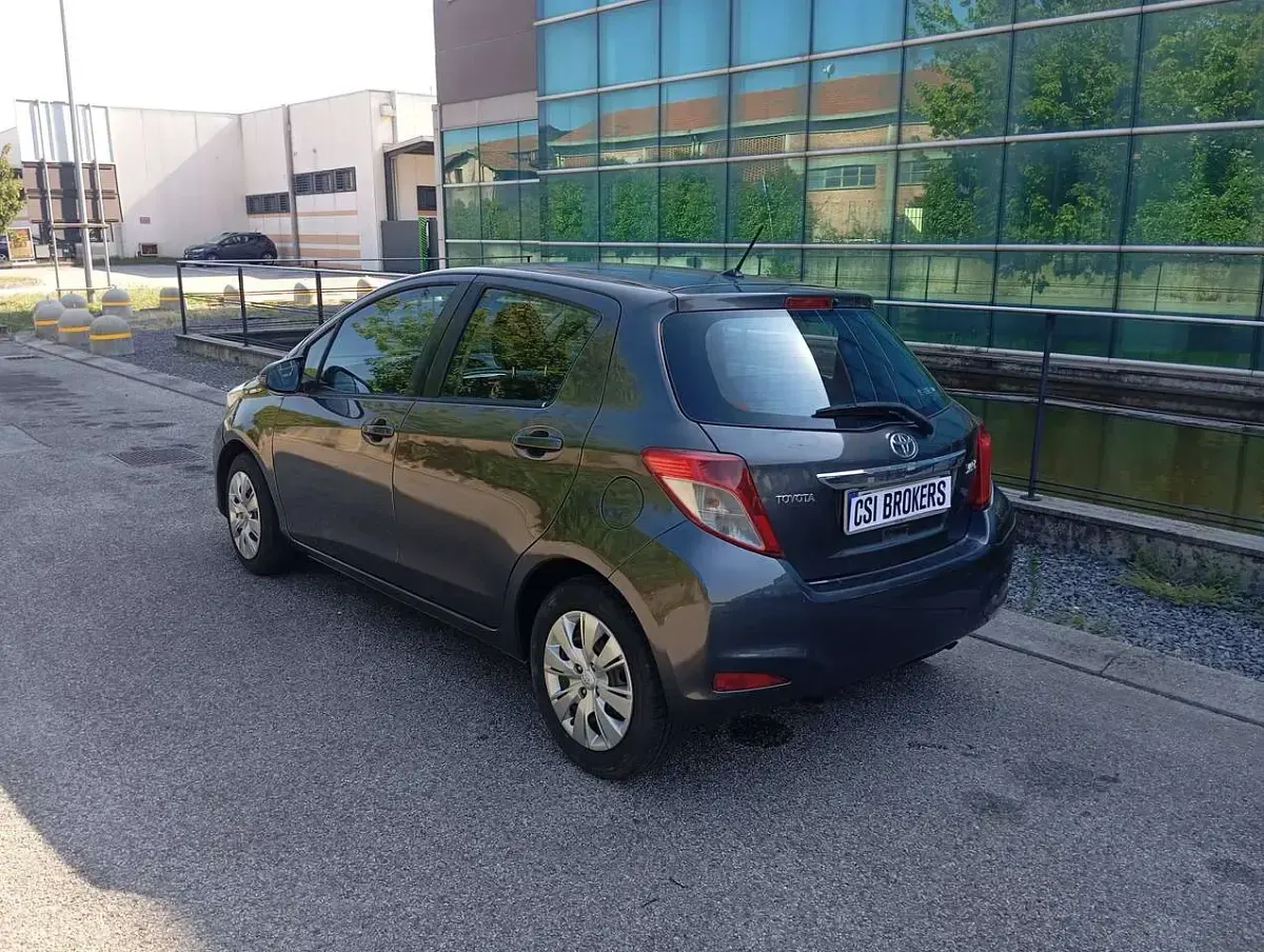 Usata Toyota Yaris 69 CV (50 kW) 2012 Grigio Utilitaria