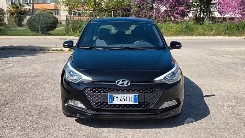 Usata Hyundai i20 Blackline 73 CV (53 kW) 2018 Nero Berlina