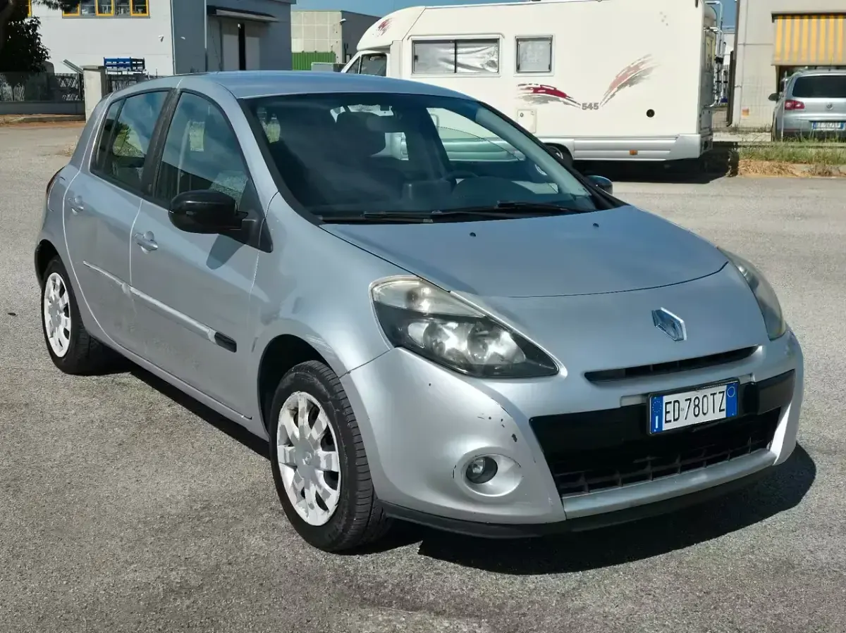 Usata Renault Clio II Luxe 75 CV (55 kW) 2010 Grigio Berlina