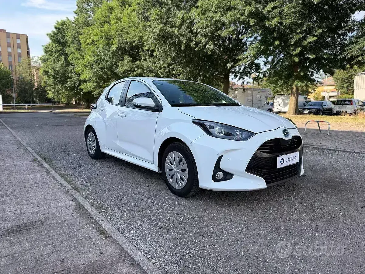 Usata Toyota Yaris Hybrid Active 92 CV (67 kW) 2023 Bianco Berlina