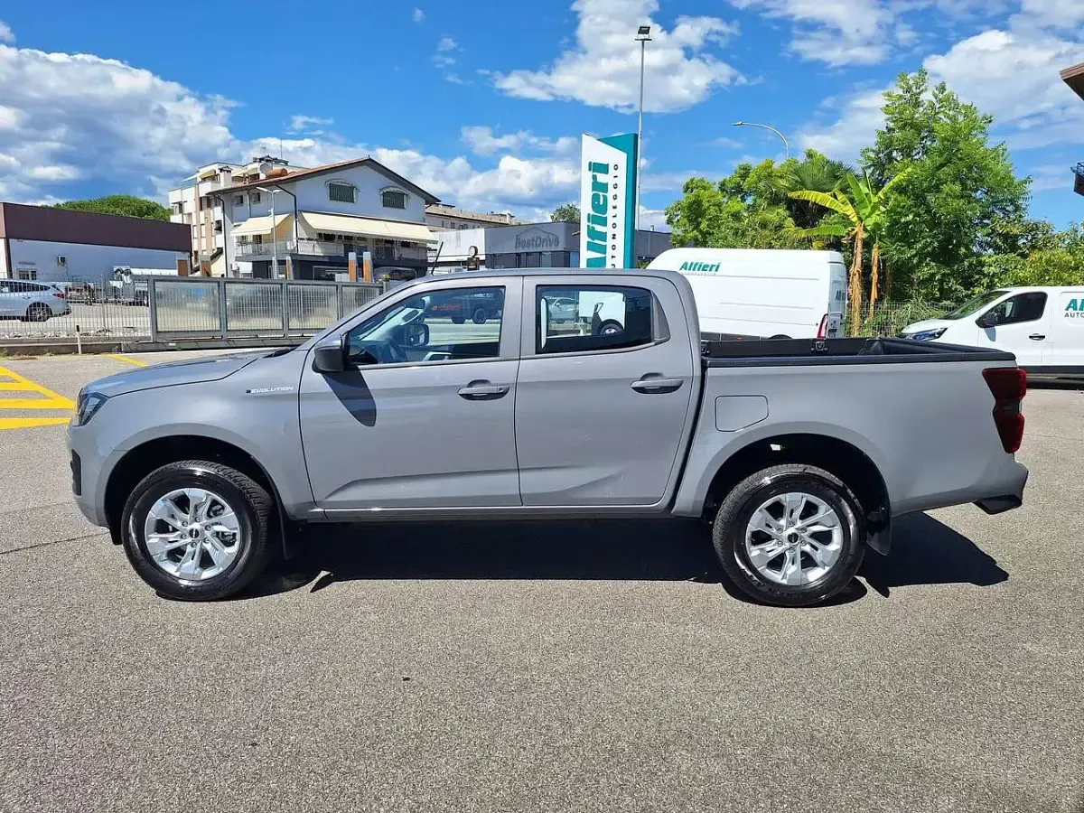 Nuova Isuzu D-Max 163 CV (119 kW) 2026 Kinabalu gray Pick-up