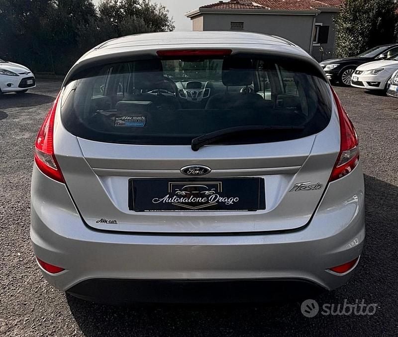 Usata Ford Fiesta Titanium 70 CV (51 kW) 2012 Grigio Utilitaria