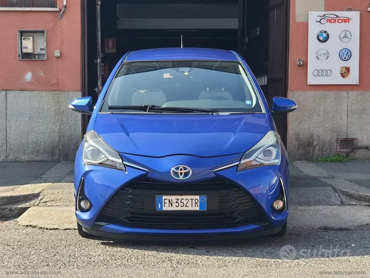Usata Toyota Yaris Hybrid 73 CV (53 kW) 2018 Blu/azzurro Berlina